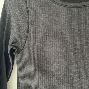 Lululemon ribbed gray cropped long sleeve top built in bra size 6